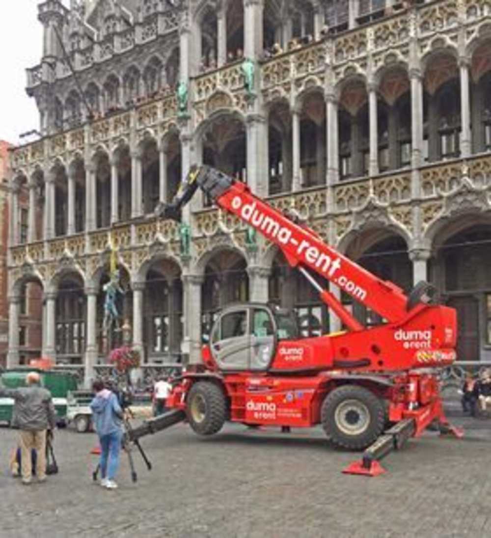 VIDEO Roterende verreiker verplaatst iconische Brusselse draak